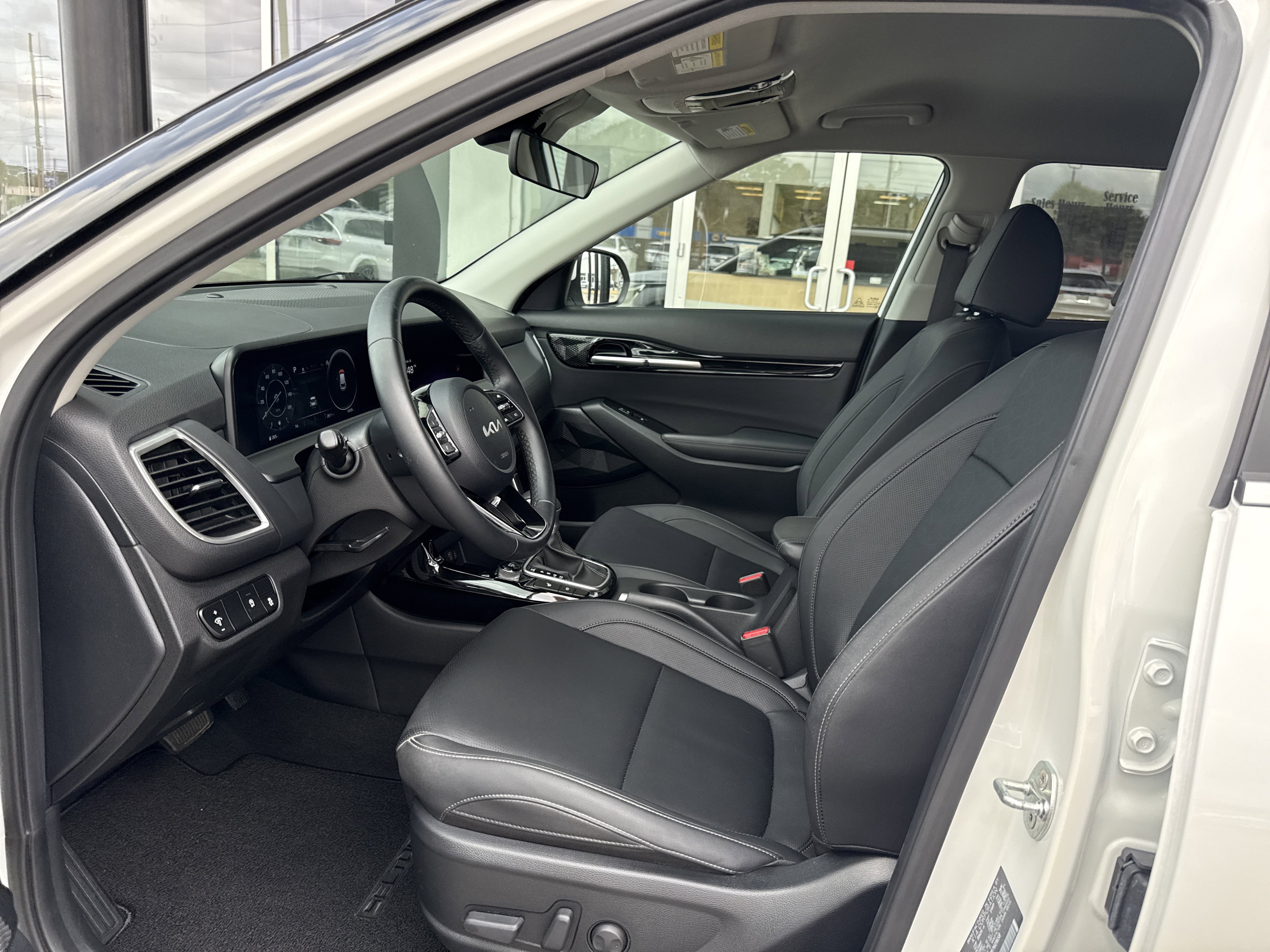 Used 2024 Kia Seltos EX image 10