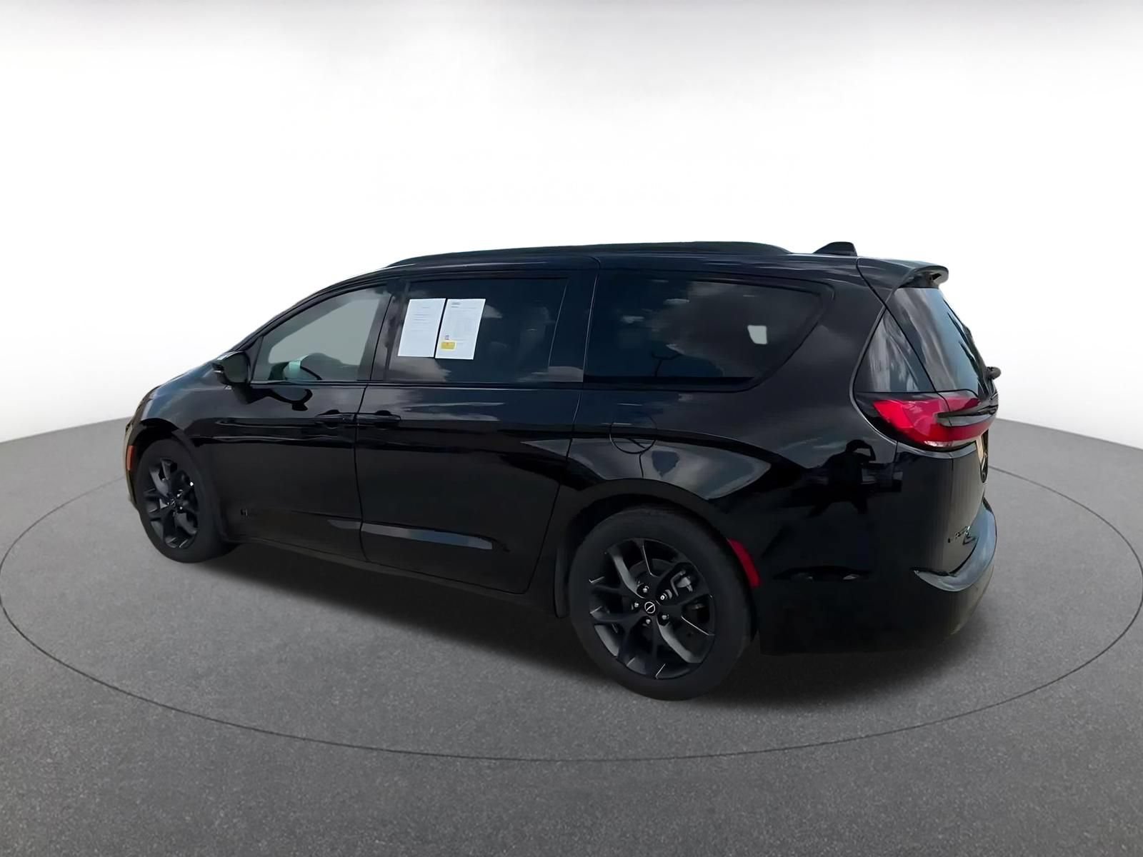 Used 2025 Chrysler Pacifica Limited FWD image 10