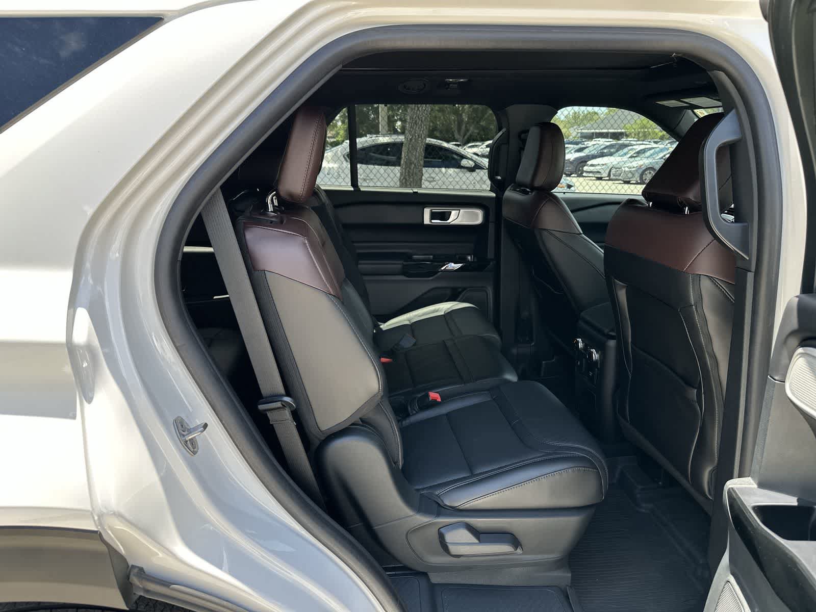 Used 2022 Ford Explorer Platinum w/ Equipment Group 601A AWD/4WD image 18