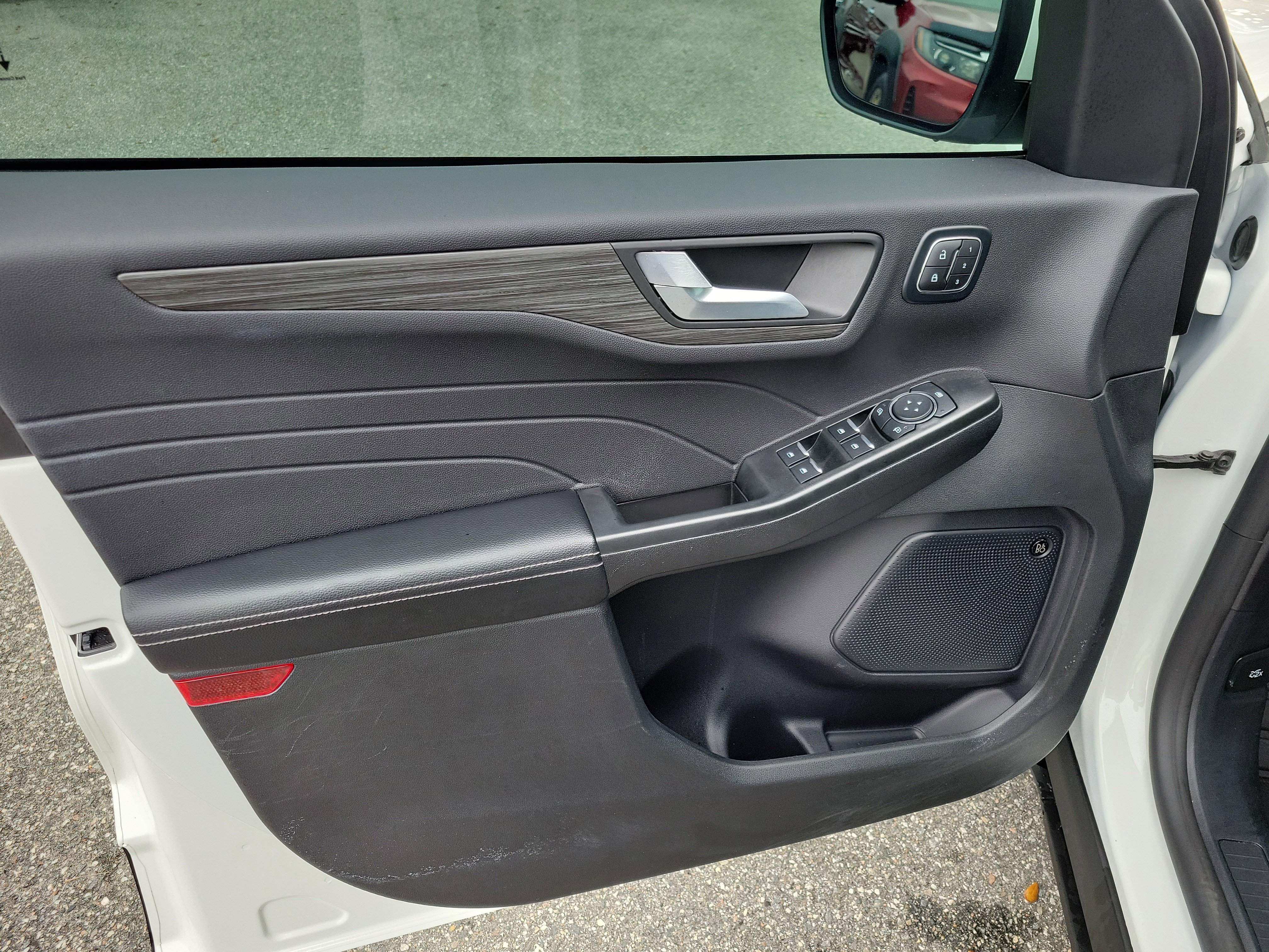 Used 2024 Ford Escape SE w/ PHEV Premium Package image 5