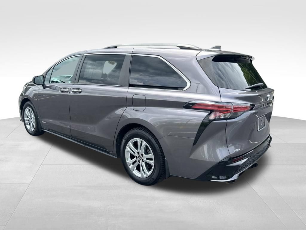 Certified 2021 Toyota Sienna XSE w/ XSE Plus Package AWD/4WD image 3