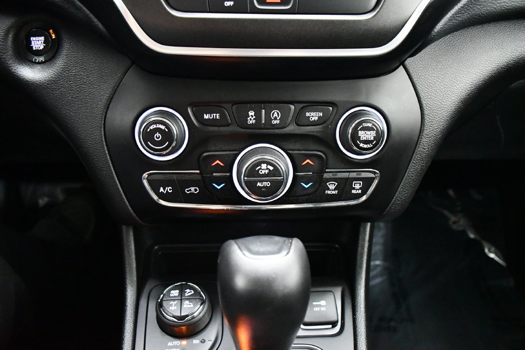 Used 2019 Jeep Cherokee Trailhawk w/ Cold Weather Group AWD/4WD image 14
