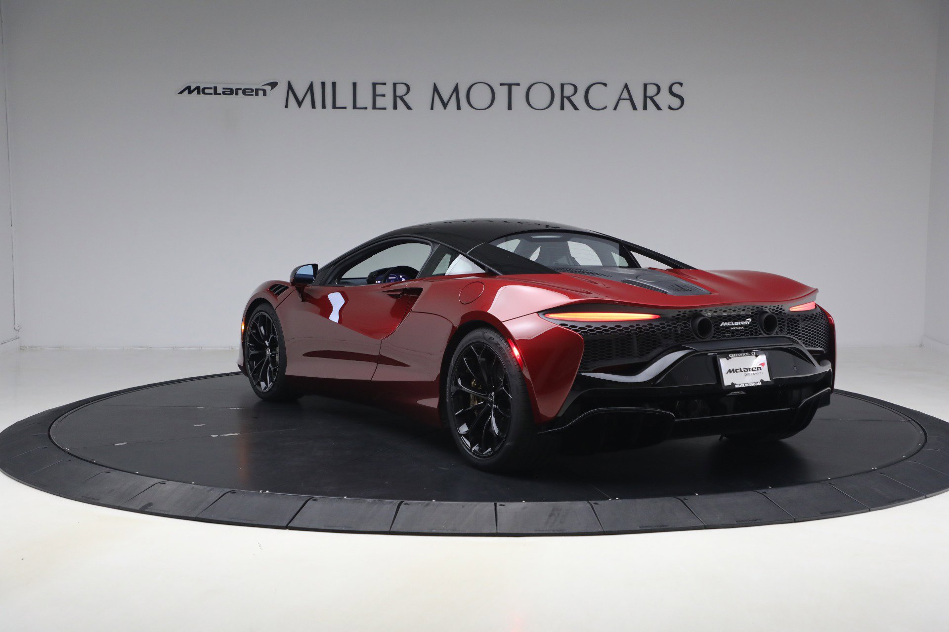 Used 2023 McLaren Artura RWD image 5