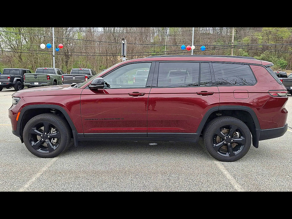 Used 2025 Jeep Grand Cherokee L Limited w/ Black Appearance Package AWD/4WD image 5