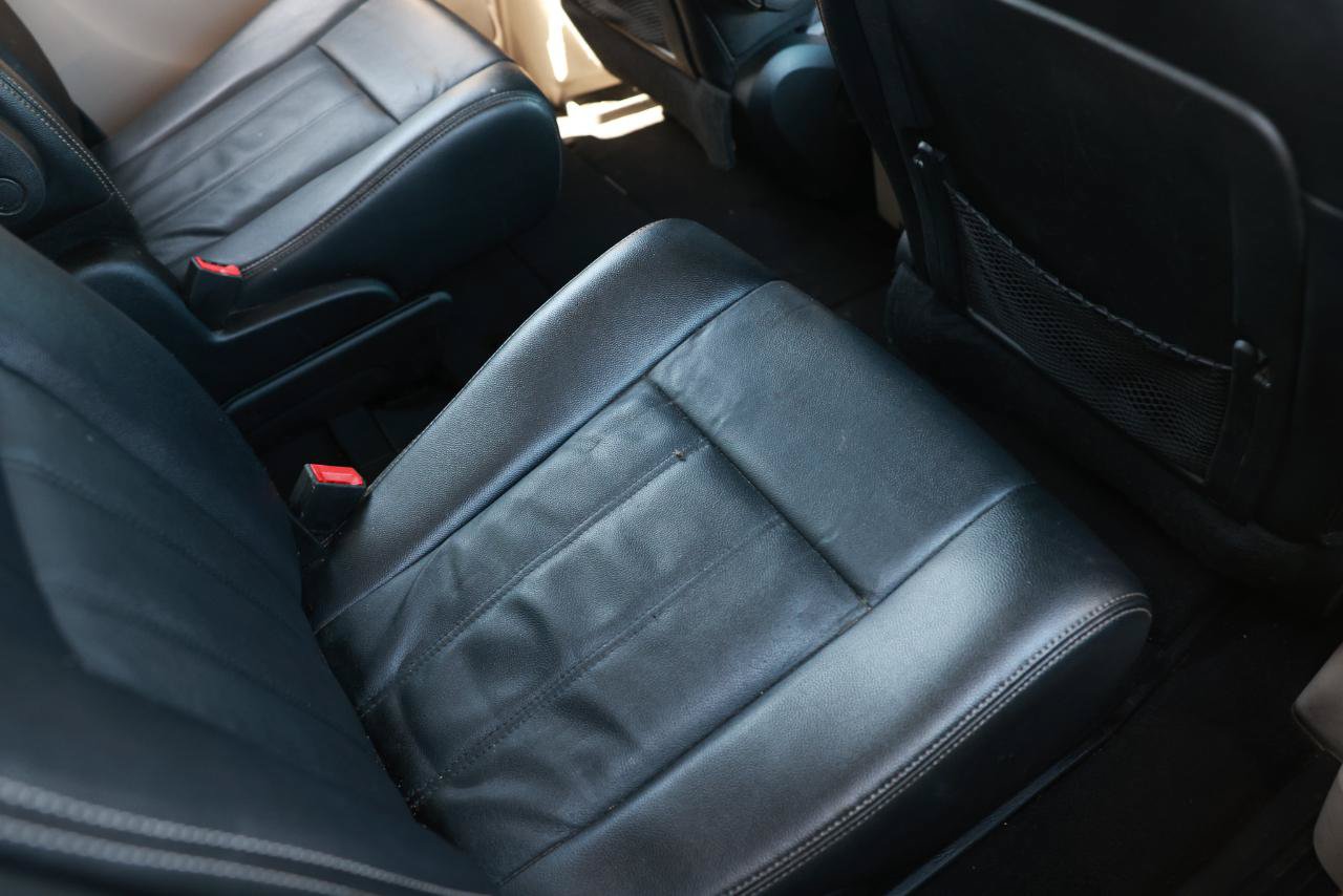 Used 2015 Chrysler Town & Country Touring FWD image 12