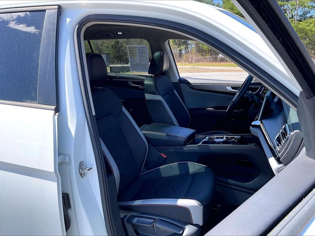 Used 2024 Volkswagen Atlas Peak Edition SE AWD/4WD image 11
