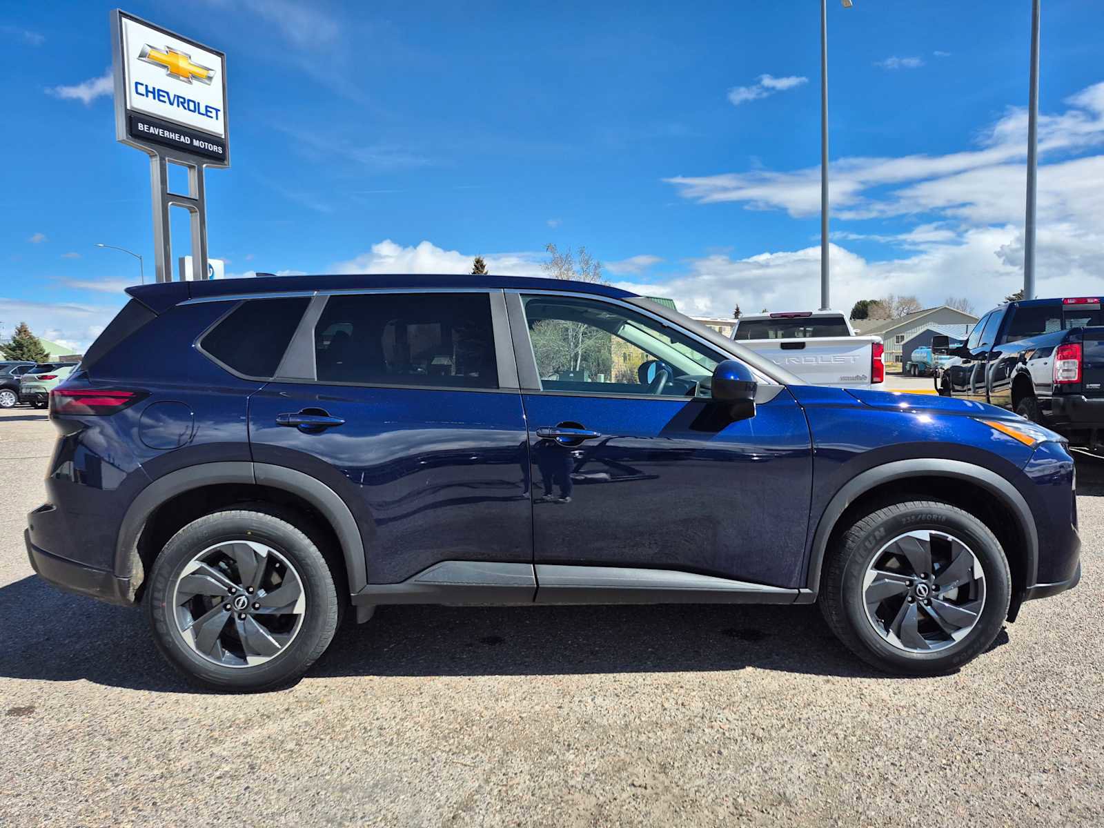 Used 2025 Nissan Rogue SV image 2