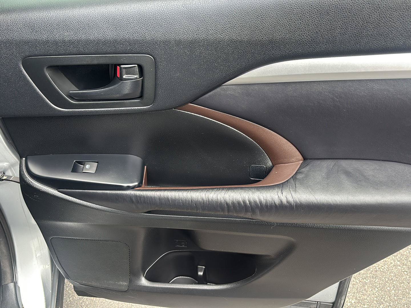 Used 2016 Toyota Highlander Plus FWD image 18