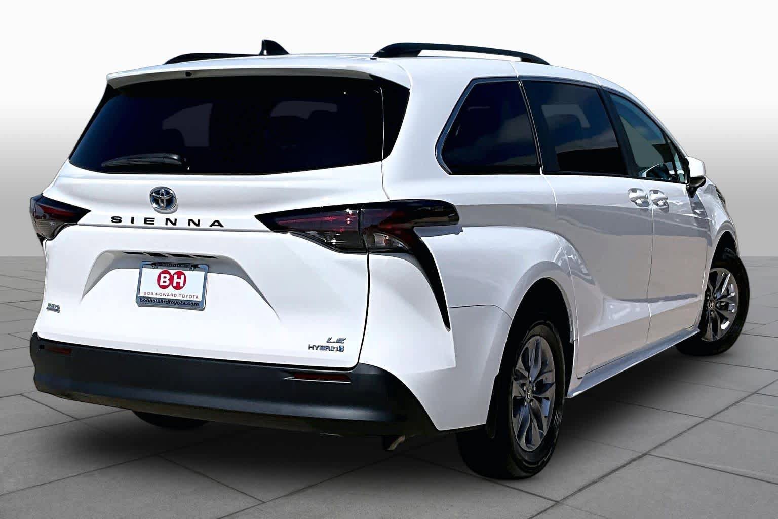 Used 2024 Toyota Sienna LE w/ LE Plus Package FWD image 13