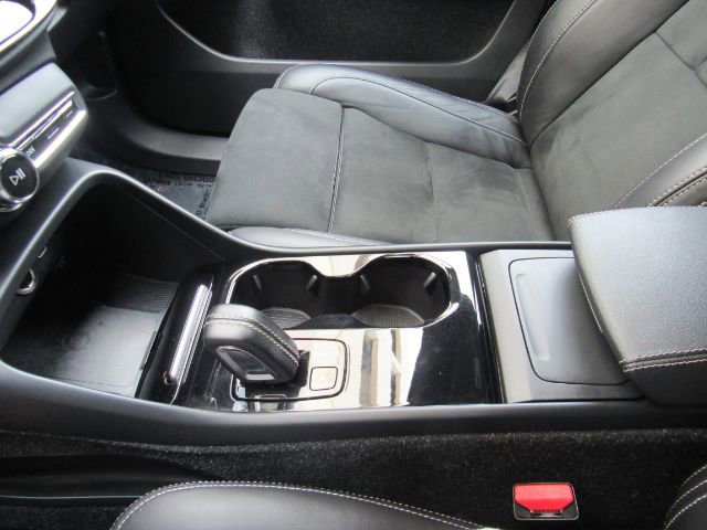 Used 2022 Volvo XC40 P8 Recharge Plus image 39