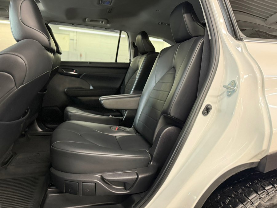 Used 2021 Toyota Highlander XLE AWD/4WD image 35