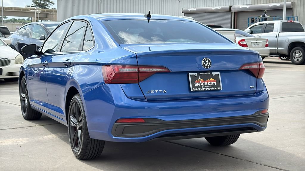 Used 2022 Volkswagen Jetta SE image 3