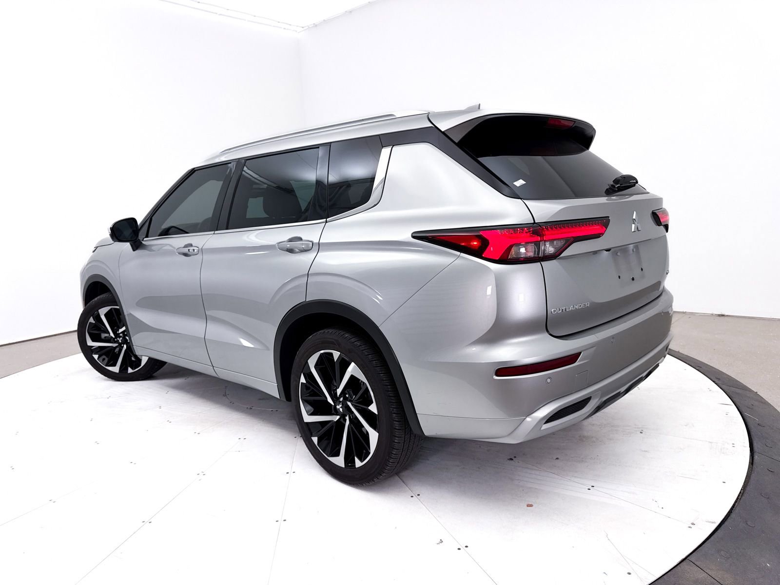 Used 2022 Mitsubishi Outlander SEL FWD image 2