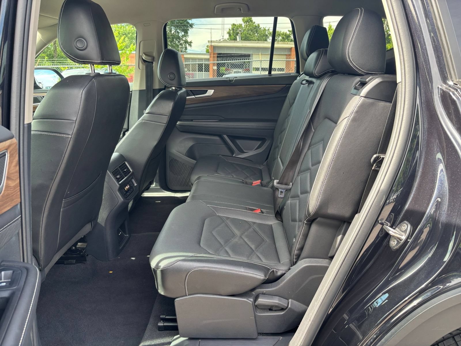 Used 2025 Volkswagen Atlas SE AWD/4WD image 27
