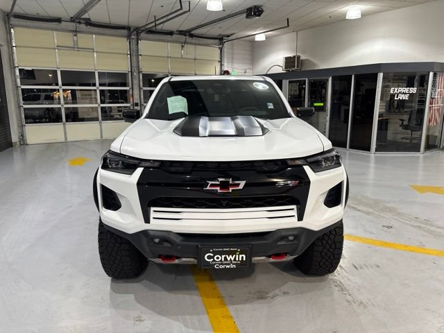 Used 2025 Chevrolet Colorado ZR2 w/ Technology Package AWD/4WD image 2