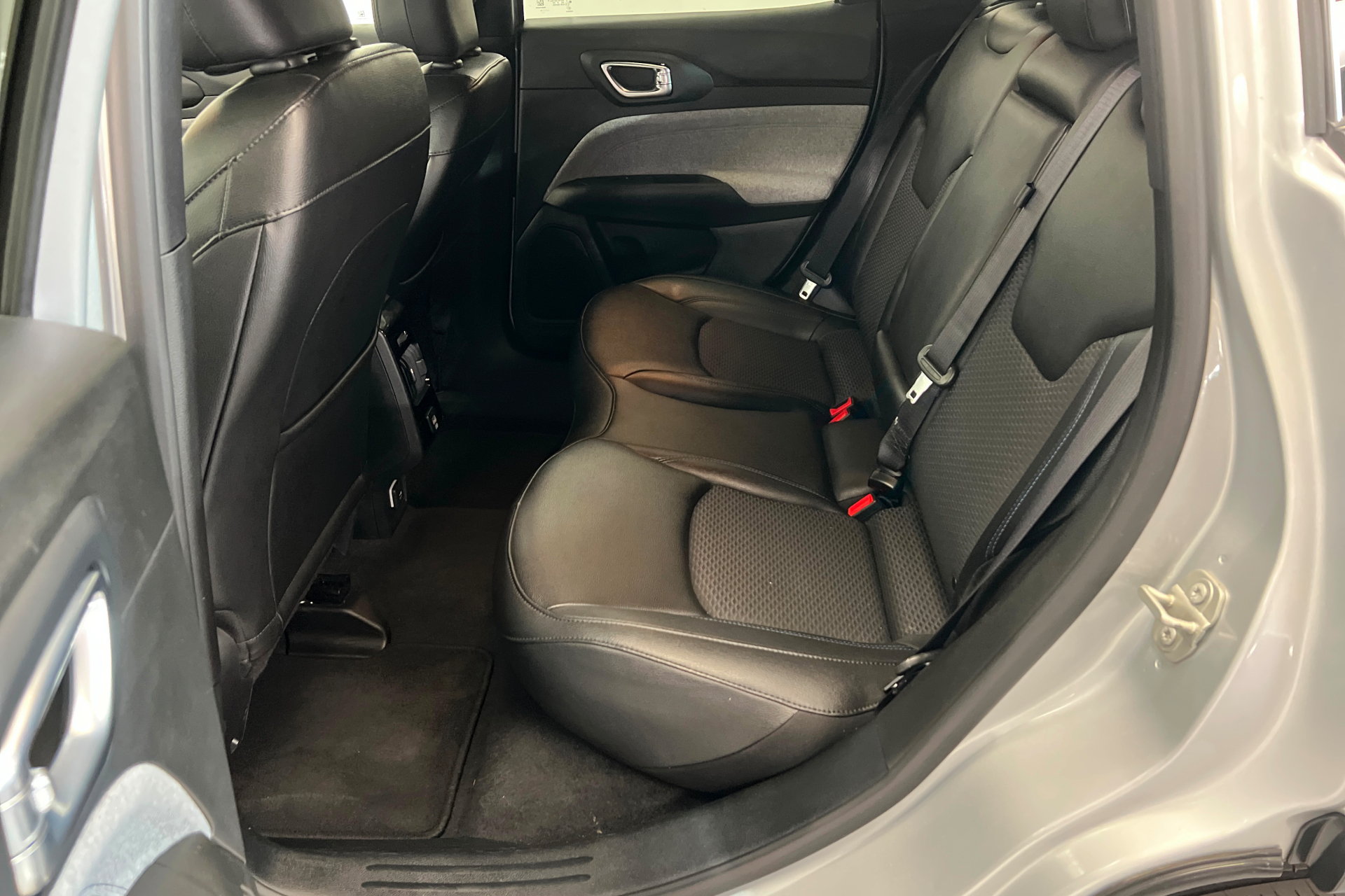 Used 2024 Jeep Compass Latitude AWD/4WD image 21