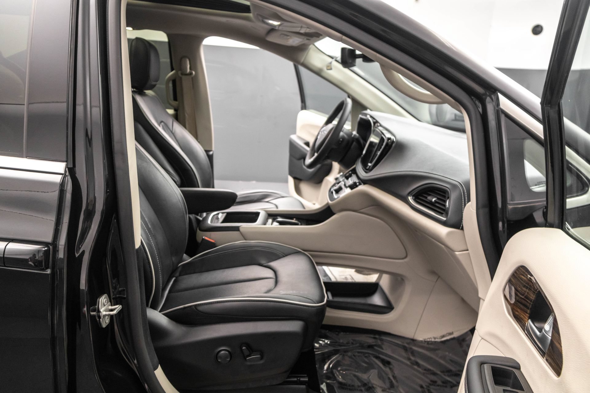 Used 2023 Chrysler Pacifica Limited FWD image 38
