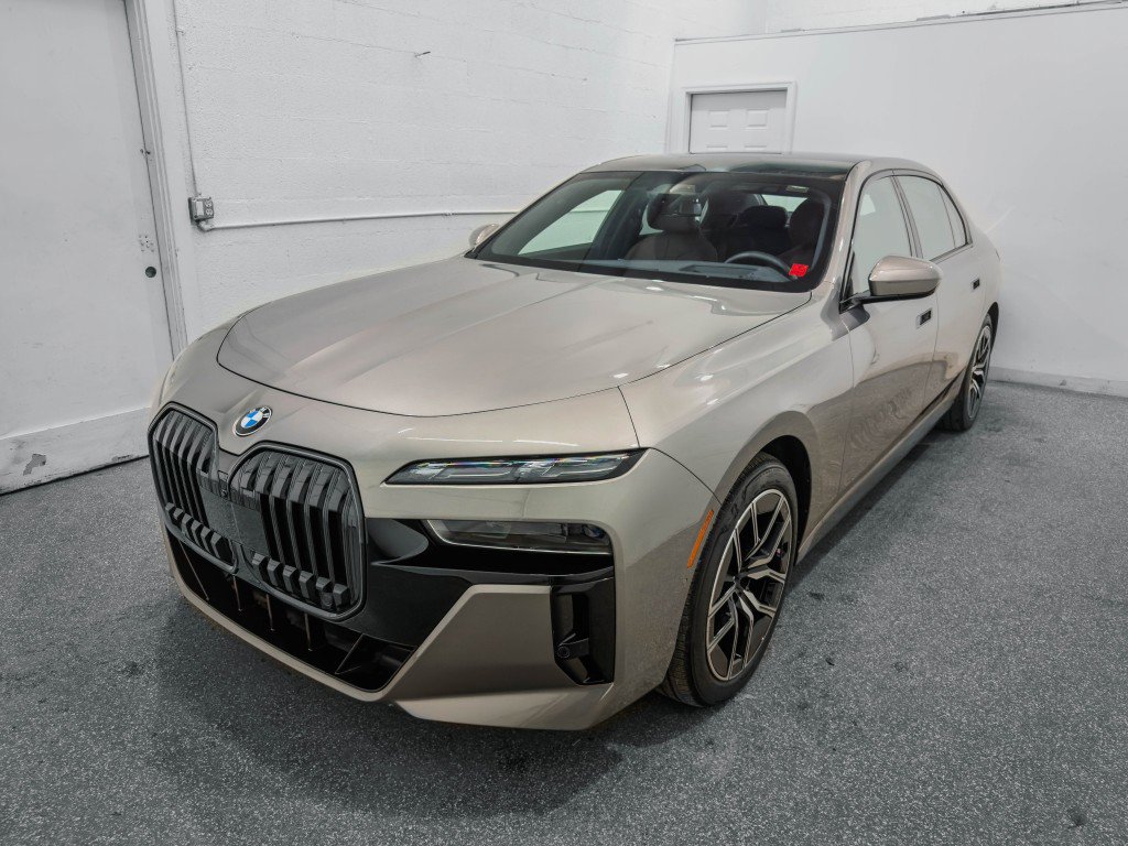 Used 2025 BMW 760i xDrive w/ Executive Package AWD/4WD image 4