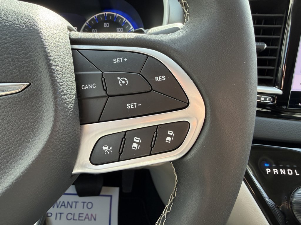 Used 2024 Chrysler Pacifica Touring-L FWD image 25
