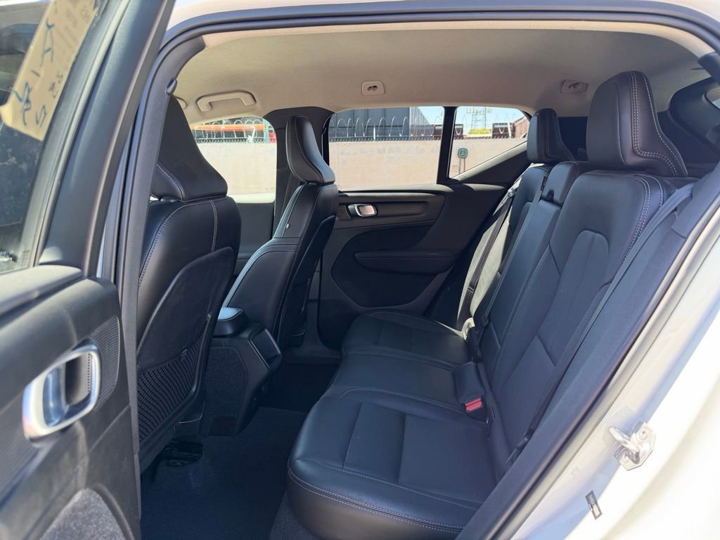 Used 2021 Volvo XC40 T5 Momentum image 14