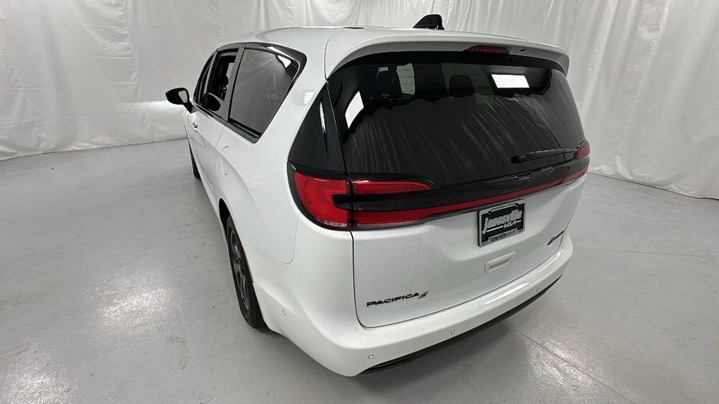 Used 2024 Chrysler Pacifica Select image 5