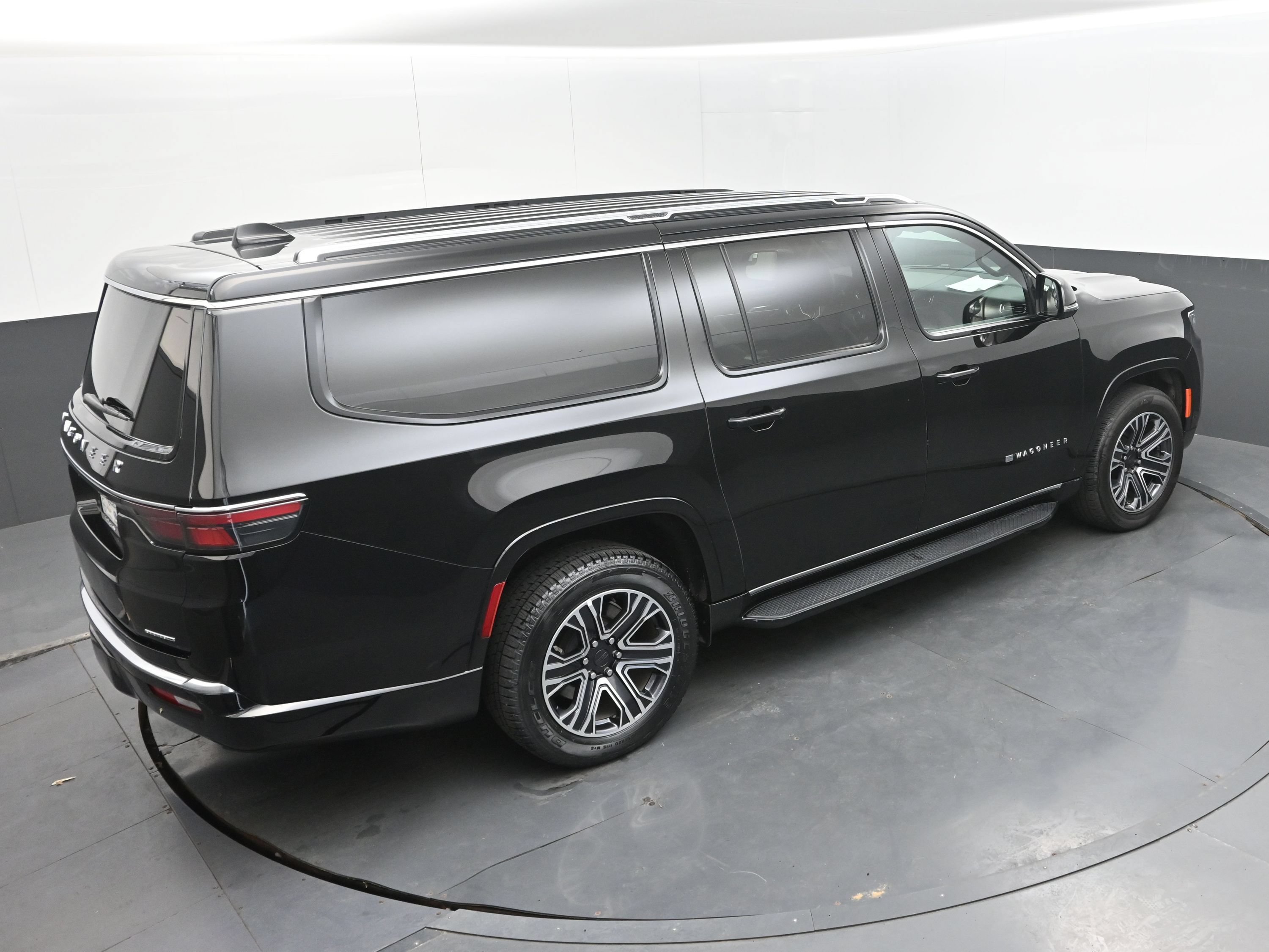 Used 2024 Jeep Wagoneer L Series II RWD image 37