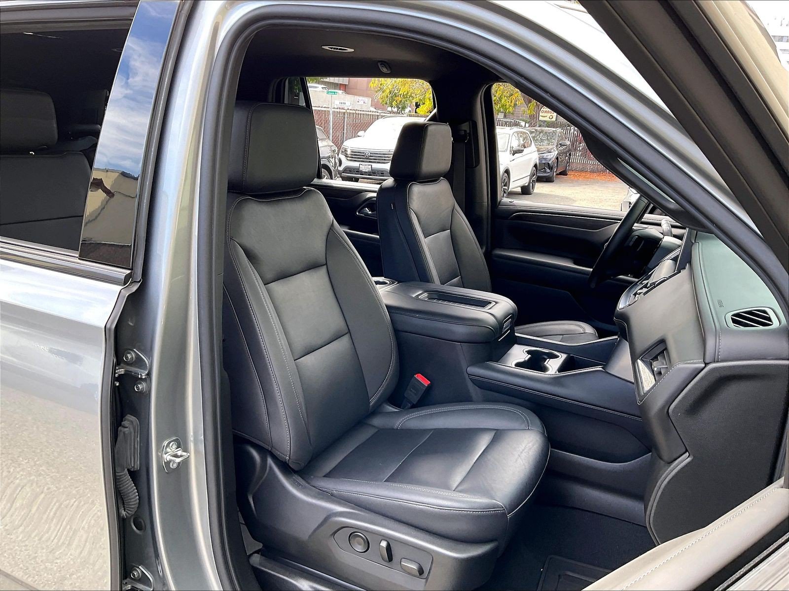 Used 2023 Chevrolet Tahoe Z71 w/ Z71 Off-Road Package AWD/4WD image 6