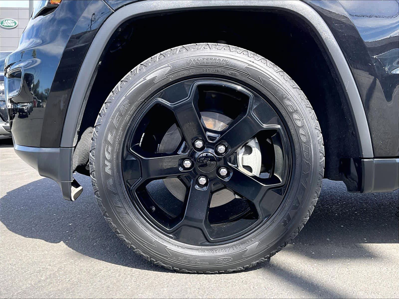 Used 2019 Jeep Grand Cherokee Laredo AWD/4WD image 13