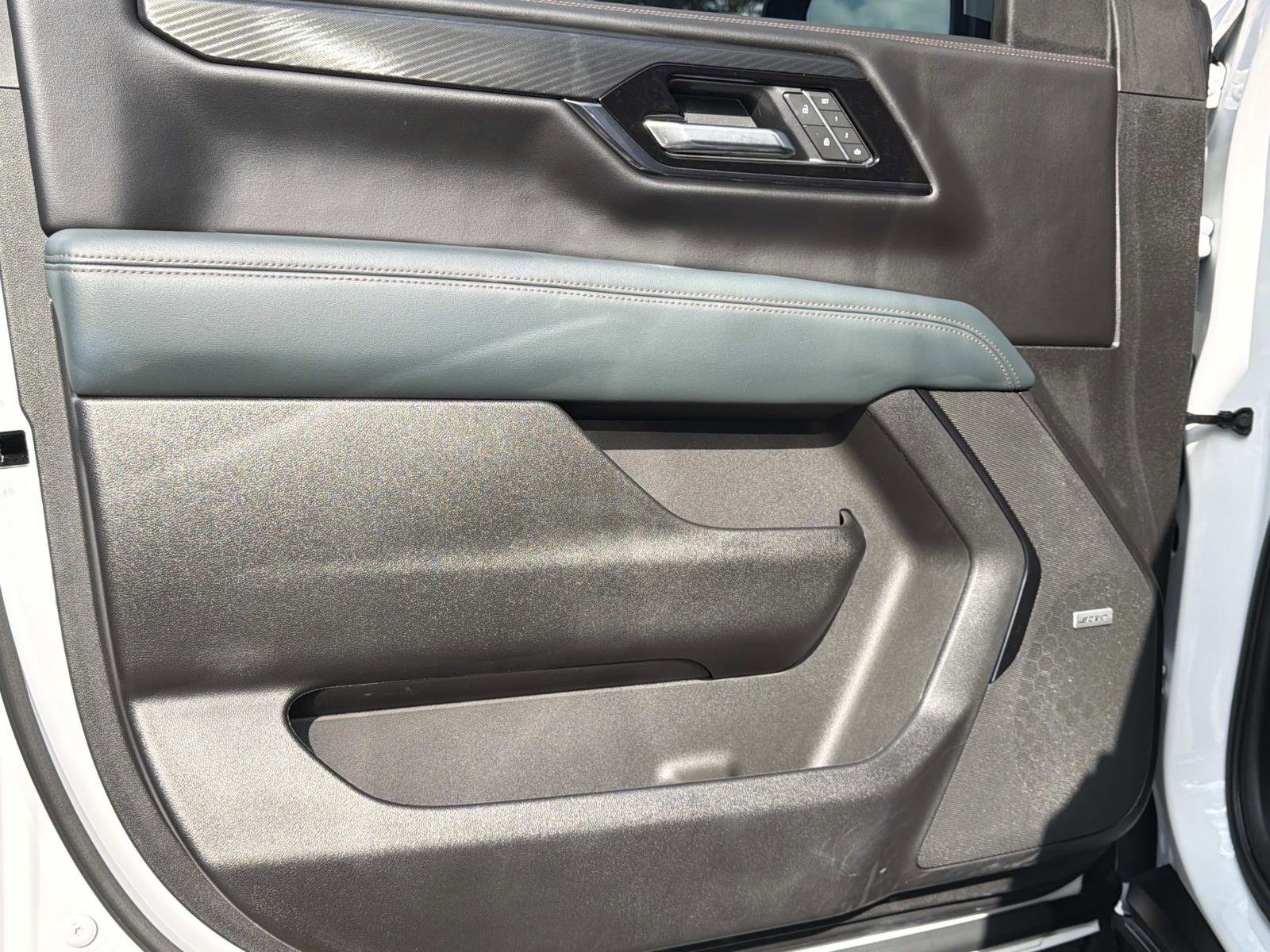 Used 2025 GMC Yukon AT4 AWD/4WD image 17