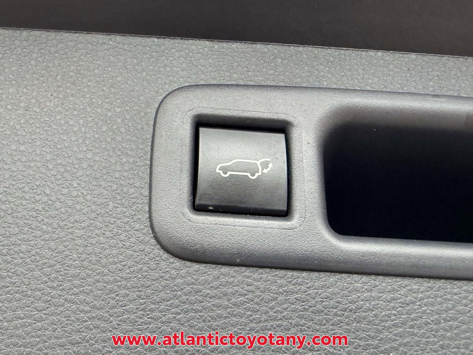 Used 2023 Toyota Highlander XLE image 9