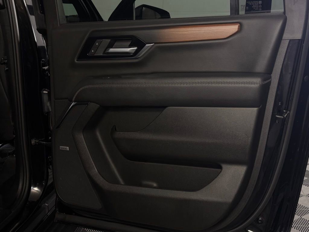 Used 2025 GMC Yukon XL Denali AWD/4WD image 30