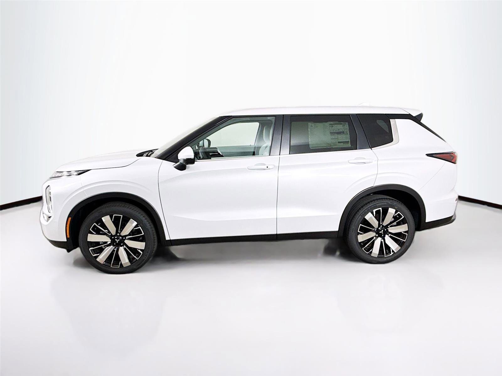 New 2026 Mitsubishi Outlander SE image 4