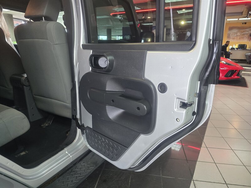 Used 2007 Jeep Wrangler Unlimited Sahara AWD/4WD image 15