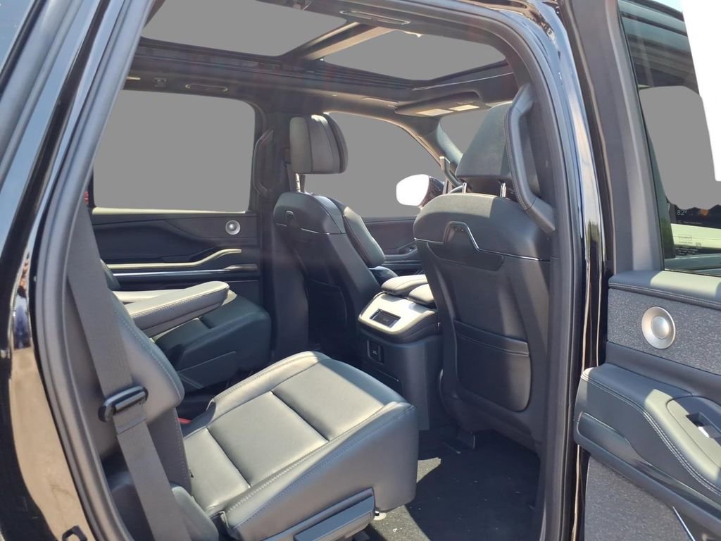 New 2026 Lincoln Navigator Reserve w/ Jet Appearance Package AWD/4WD image 11