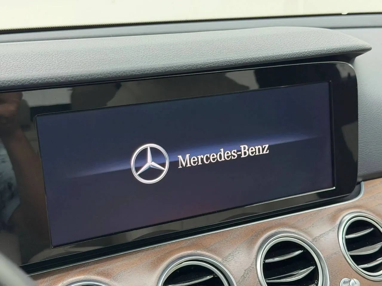 Used 2017 Mercedes-Benz E 400 4MATIC Wagon image 23
