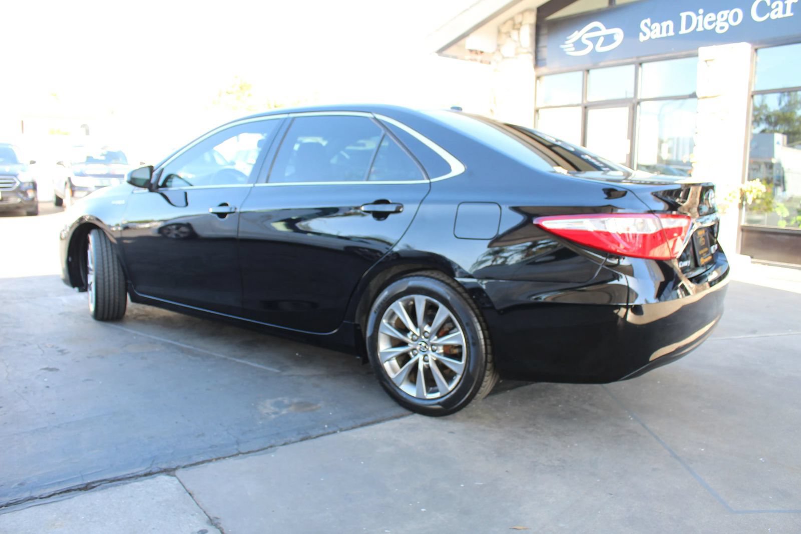 Used 2015 Toyota Camry XLE w/ Moonroof Package FWD image 3