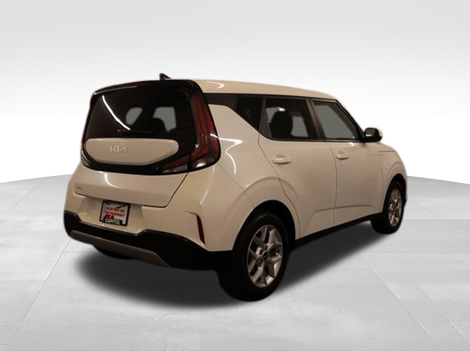 Used 2024 Kia Soul LX w/ Option Group 015 FWD image 2