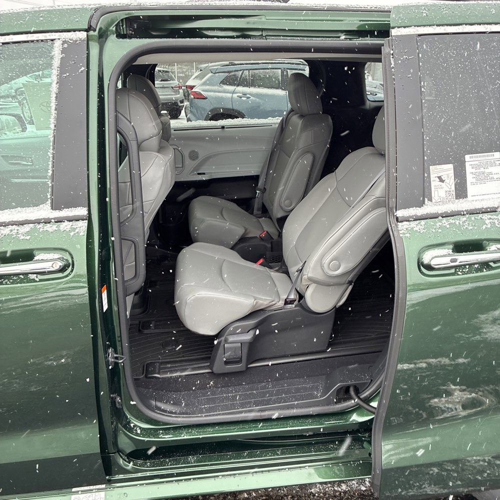 Used 2025 Toyota Sienna XLE image 7