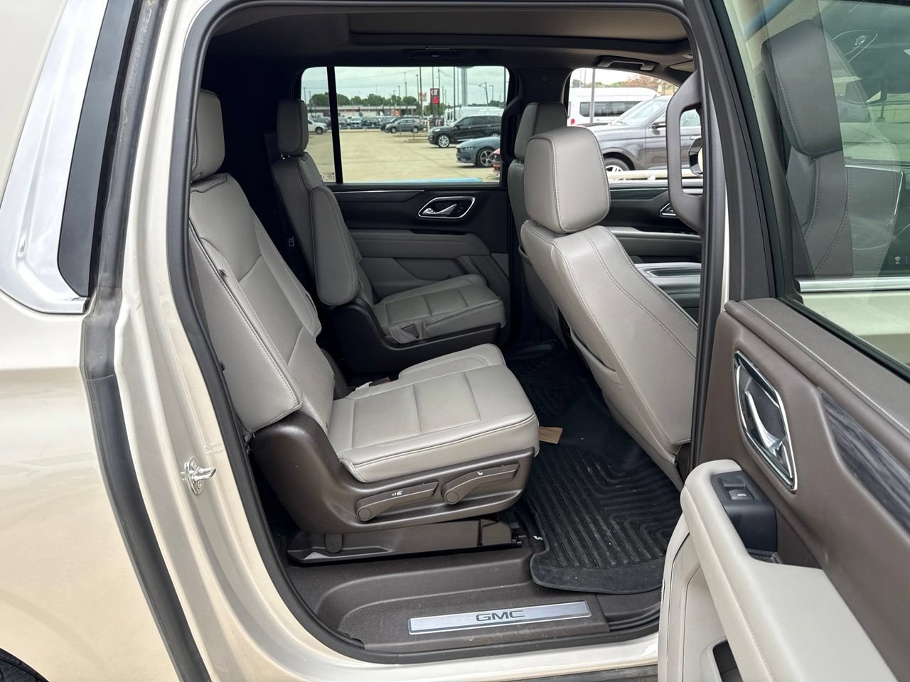 Used 2023 GMC Yukon XL SLT w/ SLT Luxury Package AWD/4WD image 12