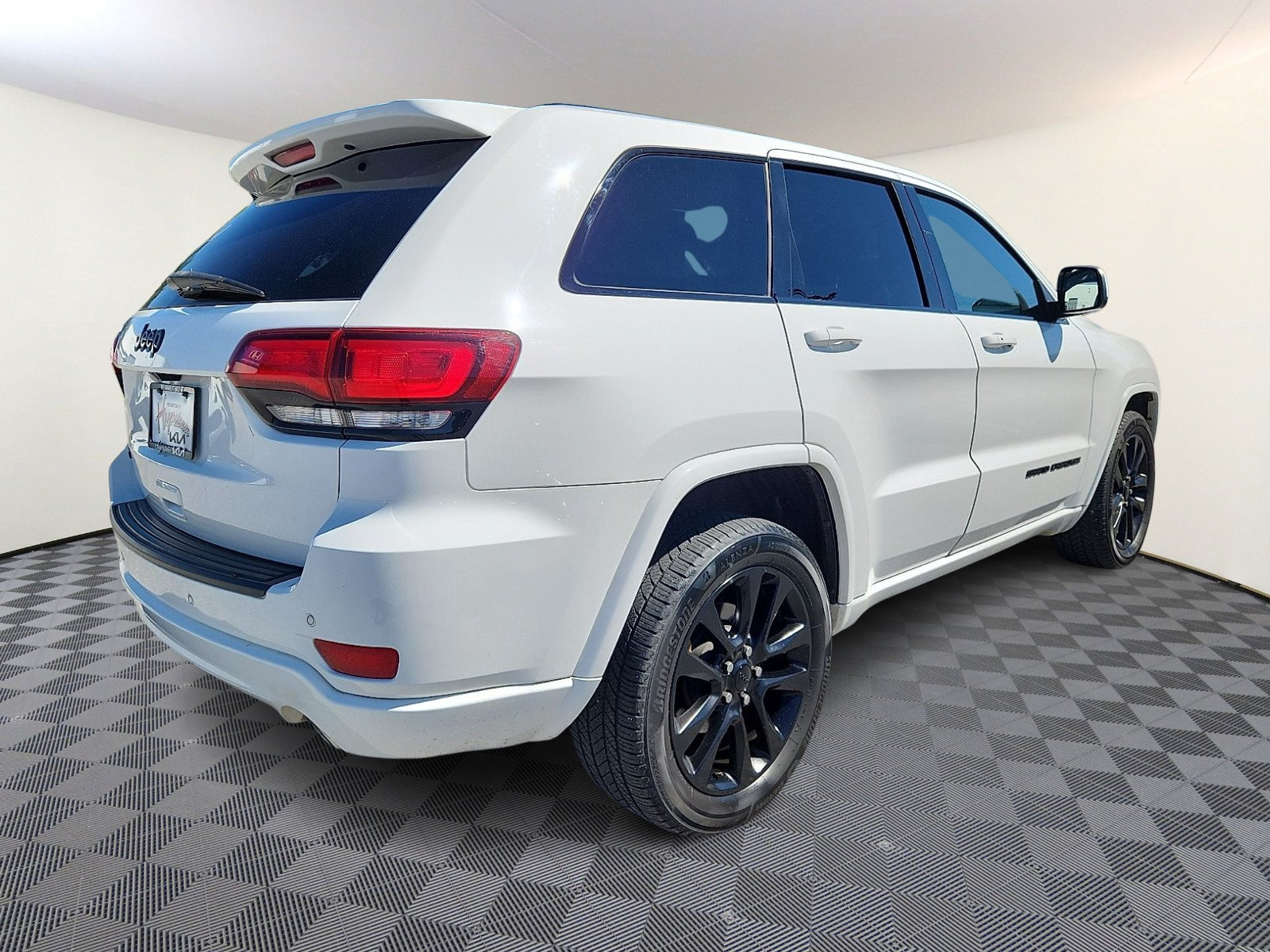 Used 2019 Jeep Grand Cherokee Altitude AWD/4WD image 6