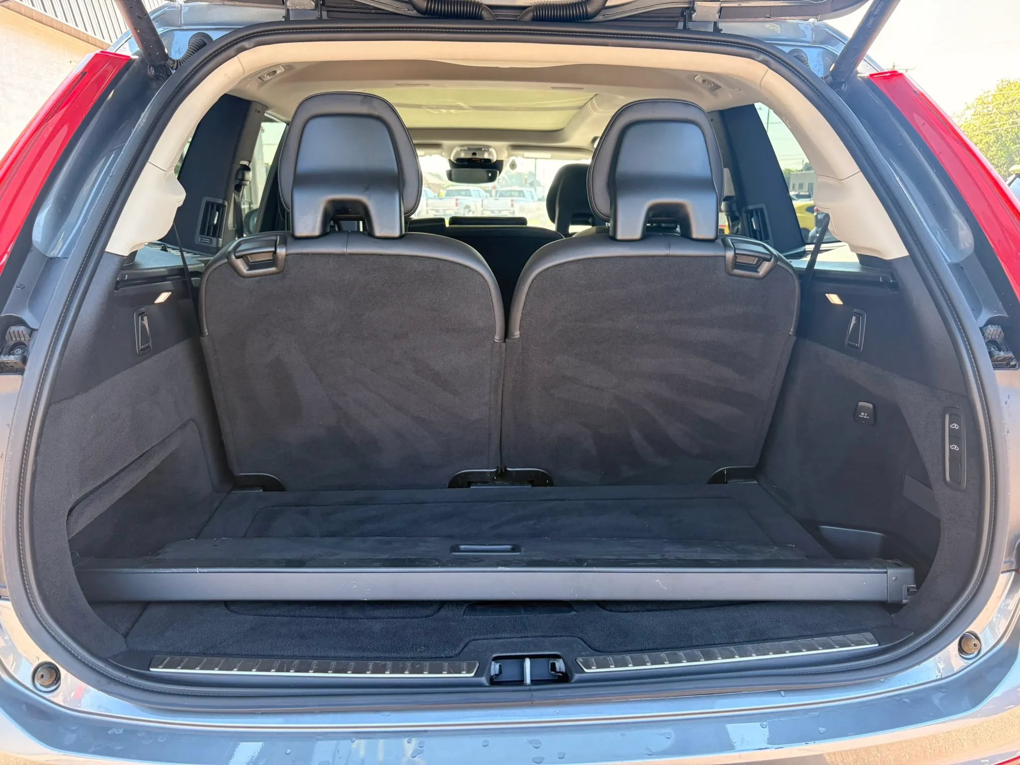 Used 2016 Volvo XC90 T6 Momentum w/ Momentum Plus Package AWD/4WD image 8