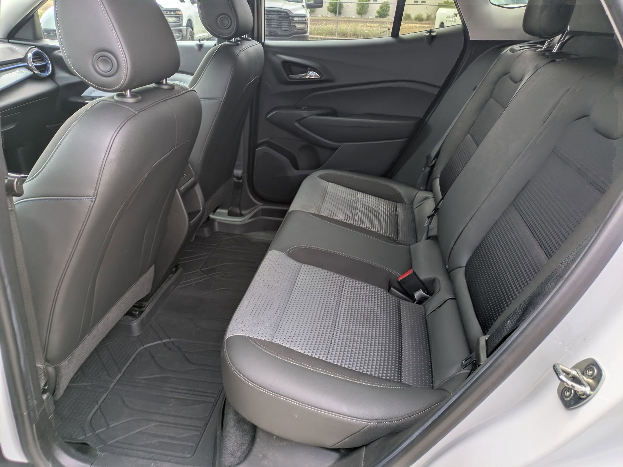 Used 2024 Chevrolet Trax LT w/ Sunroof Package FWD image 13