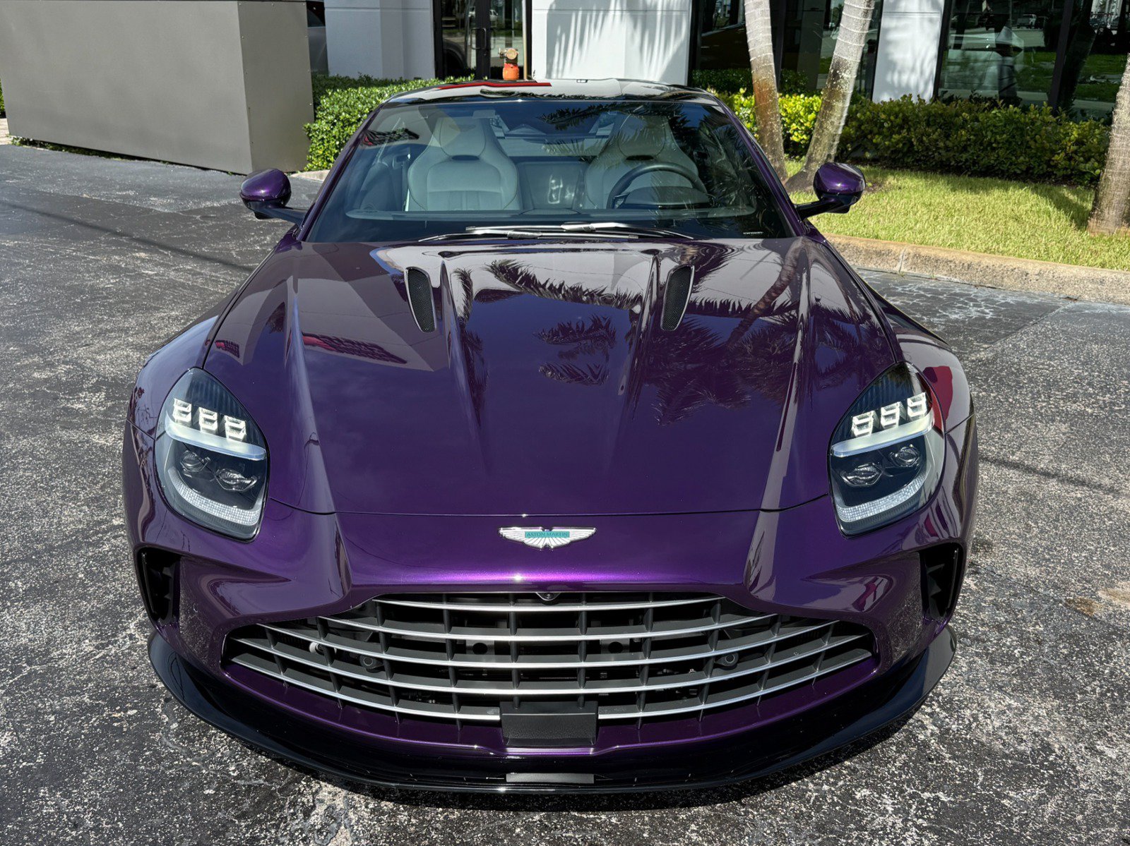 Used 2025 Aston Martin V8 Vantage Coupe RWD image 10