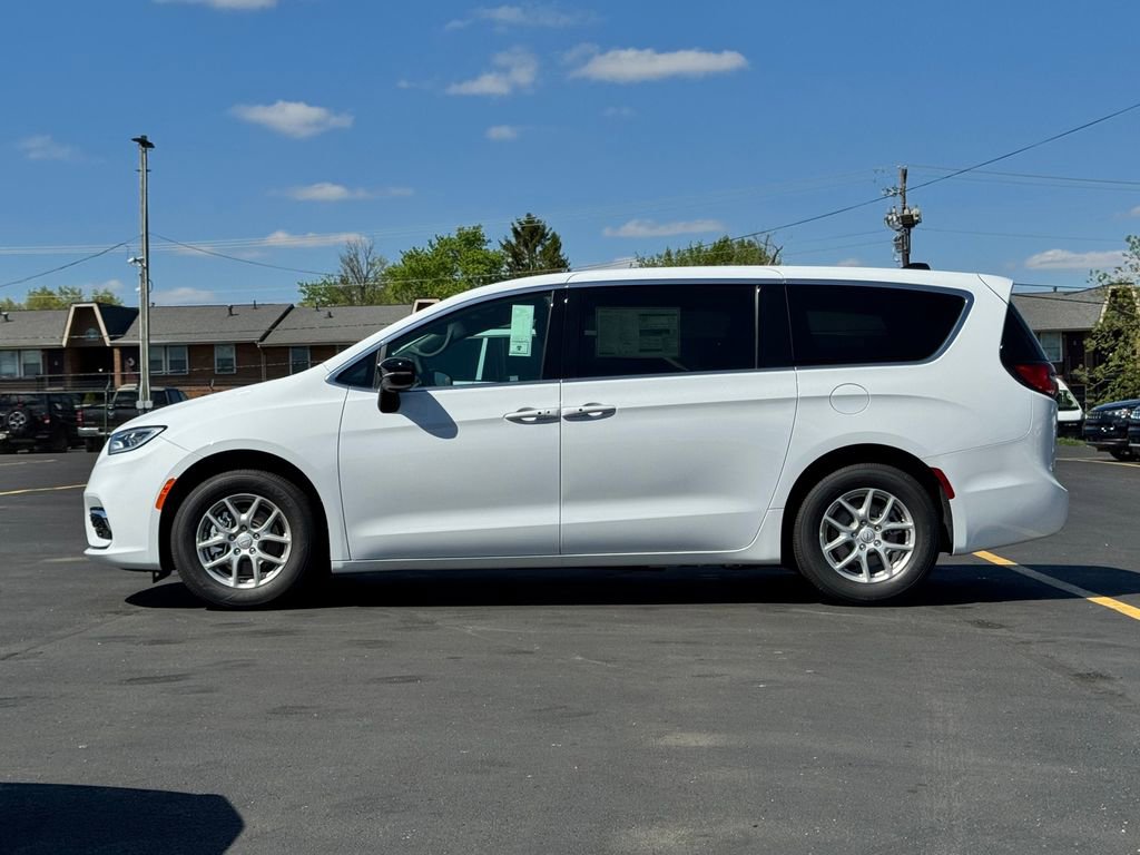 New 2026 Chrysler Pacifica Select image 4