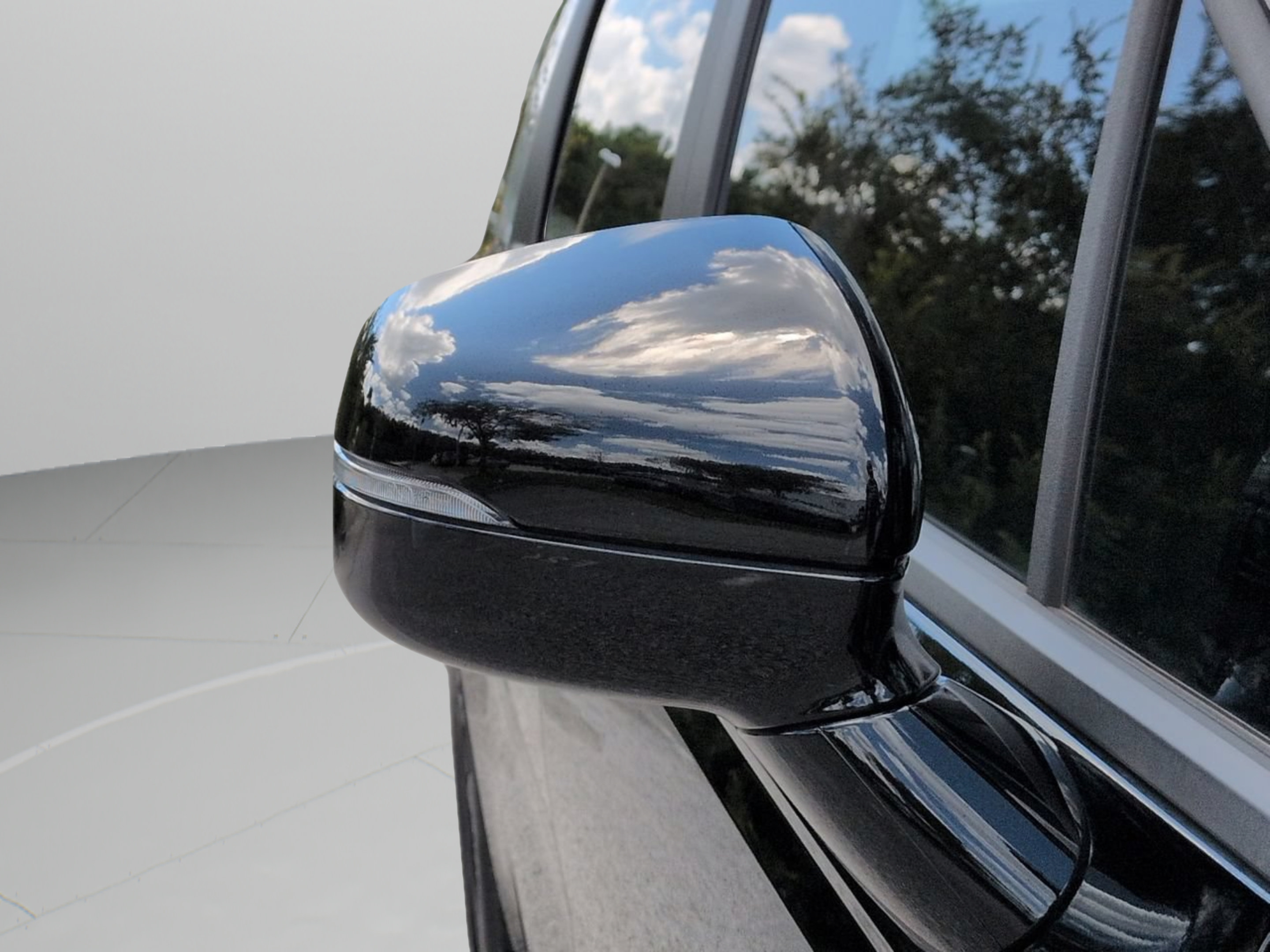 Used 2025 Kia Carnival FWD image 14