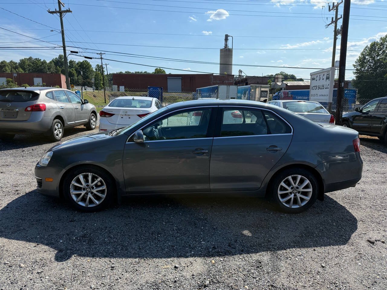 Used 2010 Volkswagen Jetta SE FWD image 2