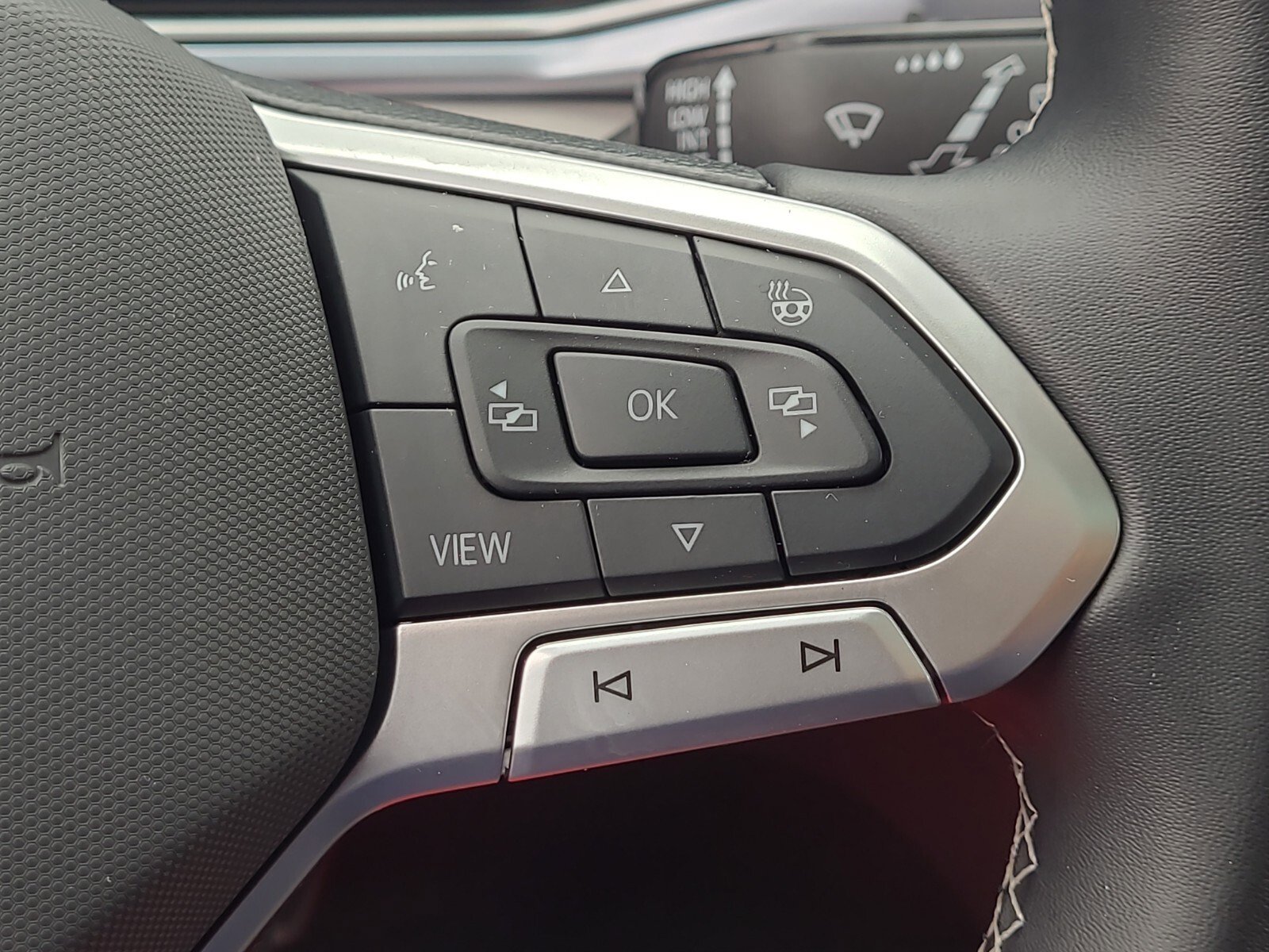 Certified 2025 Volkswagen Taos SE image 23