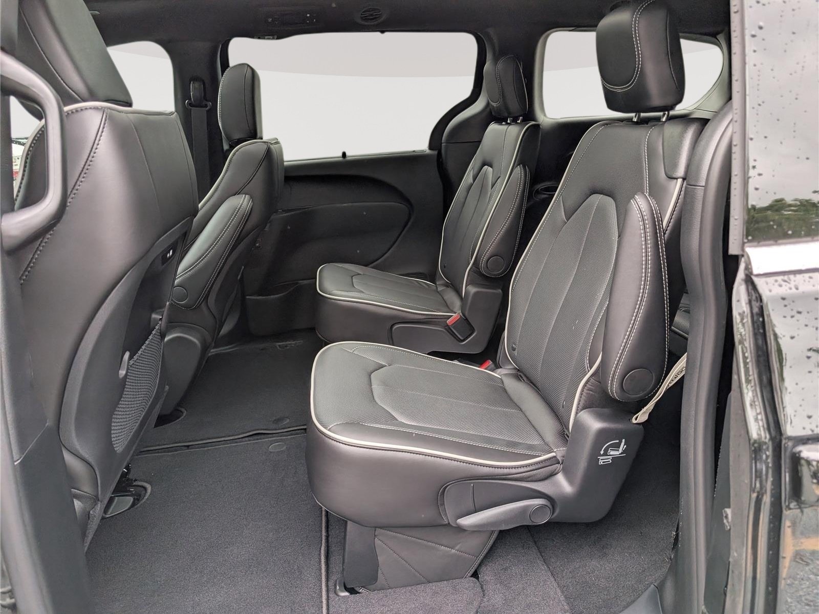 New 2027 Chrysler Pacifica Limited FWD image 12