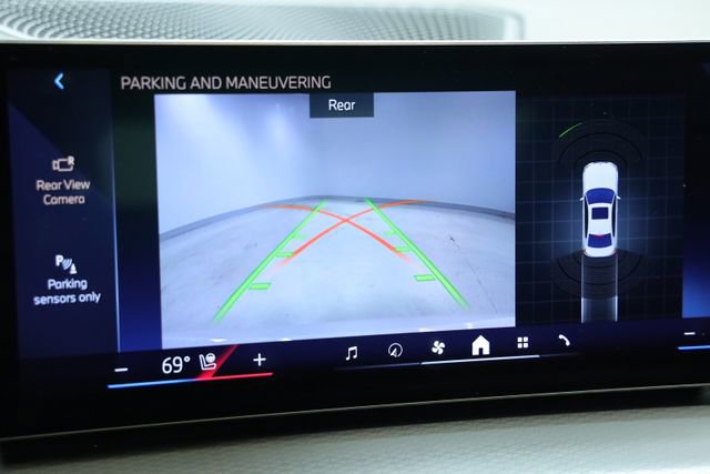 Used 2025 BMW 330i Sedan w/ M Sport Package image 21