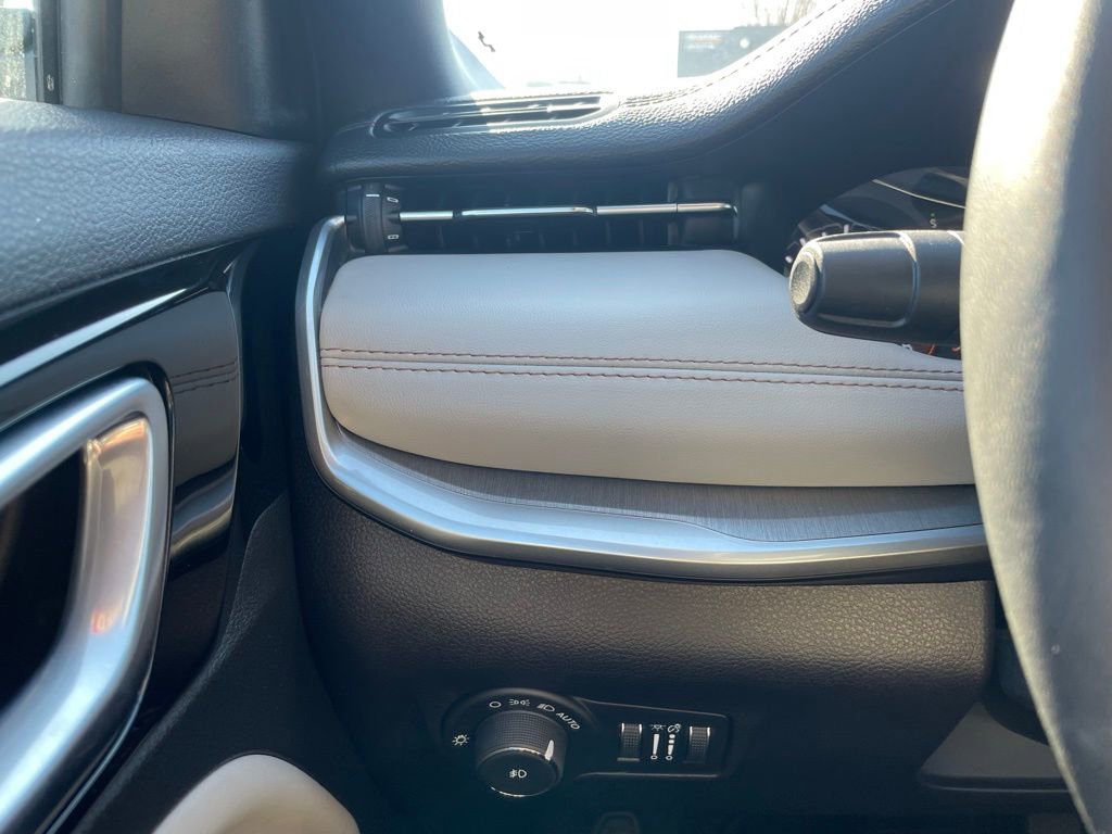 Used 2024 Jeep Compass Limited image 13